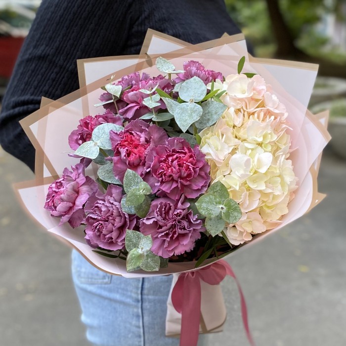 Нежная гортензия с гвоздикой