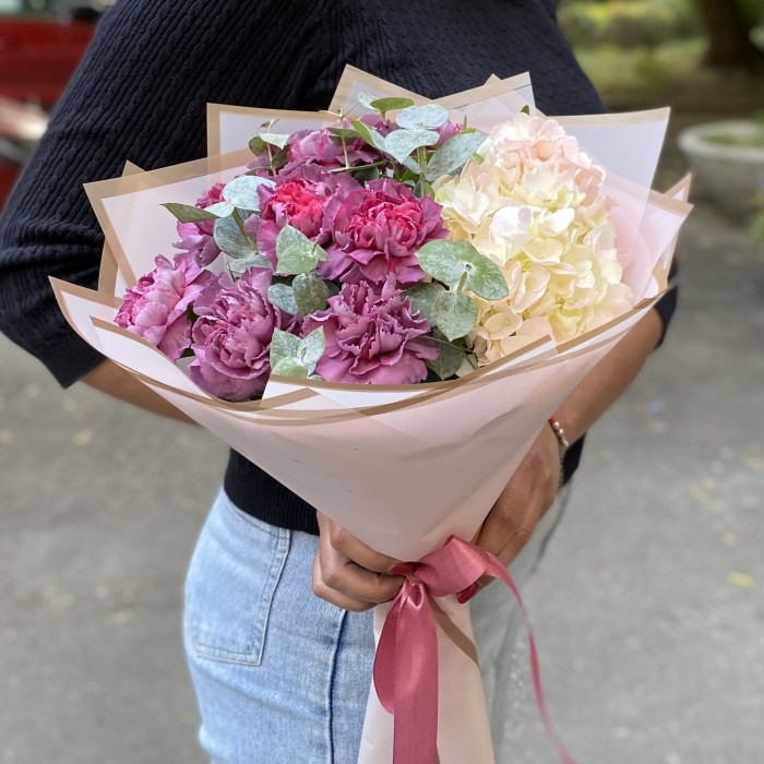 Нежная гортензия с гвоздикой