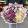 Нежная гортензия с гвоздикой
