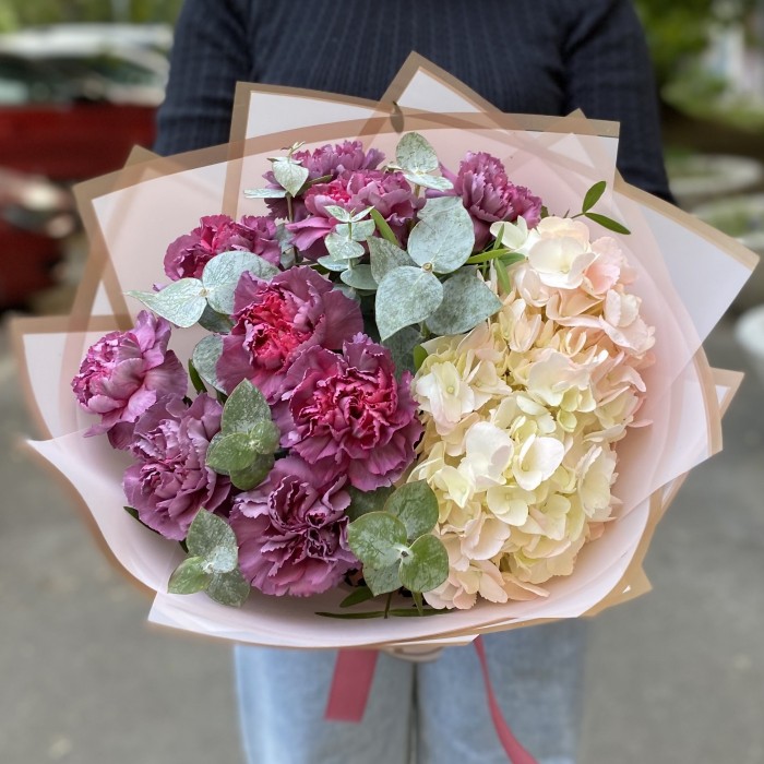 Нежная гортензия с гвоздикой