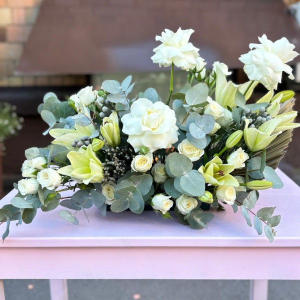 Нежная настольная композиция на президиум с лилиями и кустовой розой