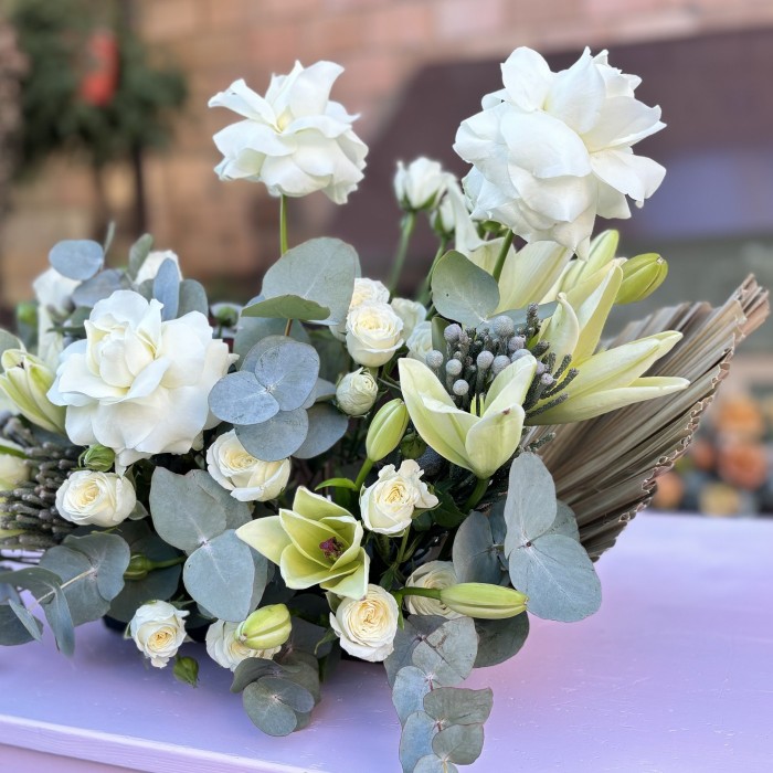 Нежная настольная композиция на президиум с лилиями и кустовой розой