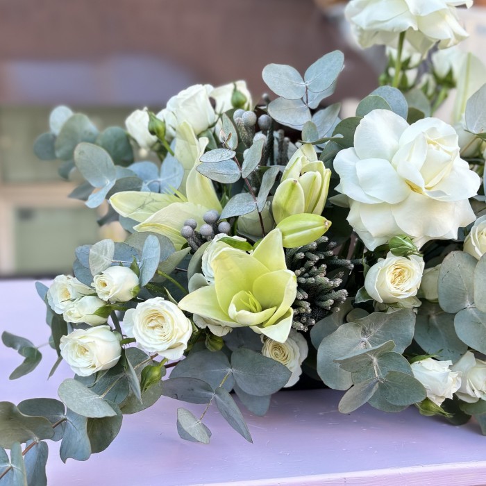 Нежная настольная композиция на президиум с лилиями и кустовой розой