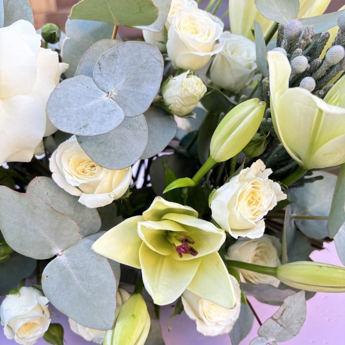 Нежная настольная композиция на президиум с лилиями и кустовой розой