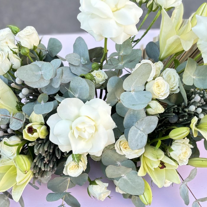 Нежная настольная композиция на президиум с лилиями и кустовой розой