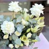 Нежная настольная композиция на президиум с лилиями и кустовой розой