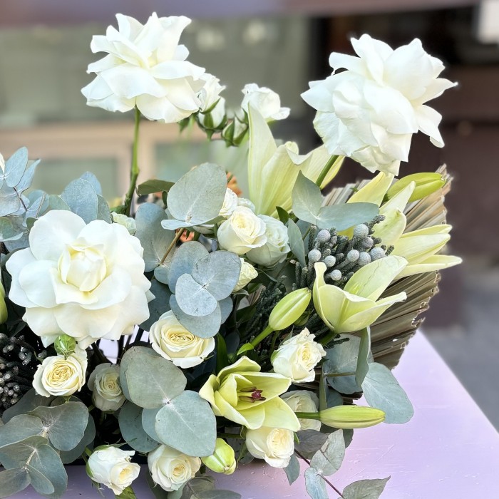 Нежная настольная композиция на президиум с лилиями и кустовой розой