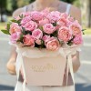Нежные кустовые  и пионовидные розы в коробке