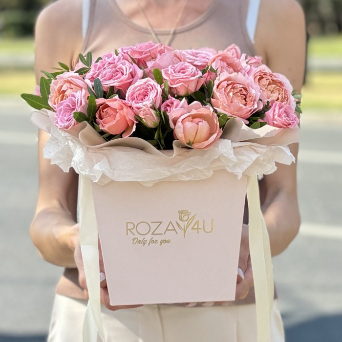 Нежные кустовые  и пионовидные розы в коробке