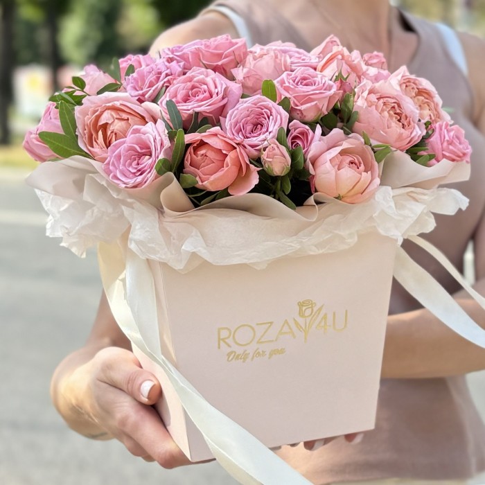 Нежные кустовые  и пионовидные розы в коробке
