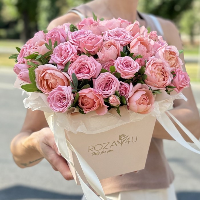 Нежные кустовые  и пионовидные розы в коробке