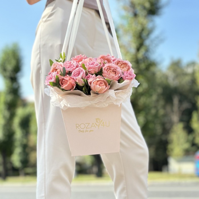 Нежные кустовые  и пионовидные розы в коробке