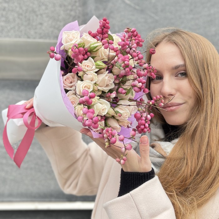 Нежный букет кустовых роз Жемчужная свадьба