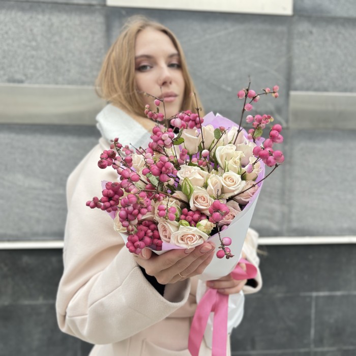 Нежный букет кустовых роз Жемчужная свадьба