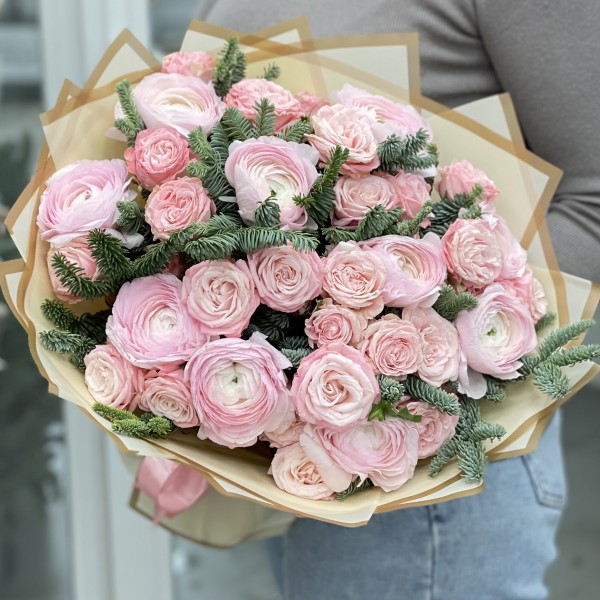 Нежный букет пионовиденых роз с нобилисом