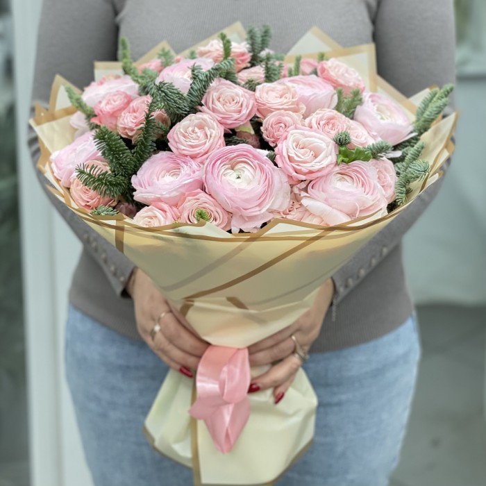 Нежный букет пионовиденых роз с нобилисом