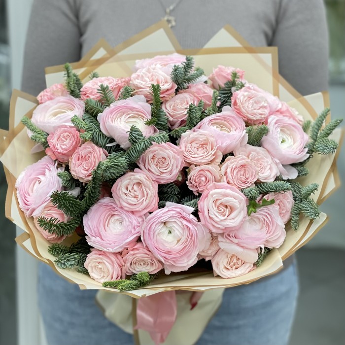 Нежный букет пионовиденых роз с нобилисом