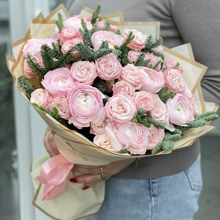 Нежный букет пионовиденых роз с нобилисом