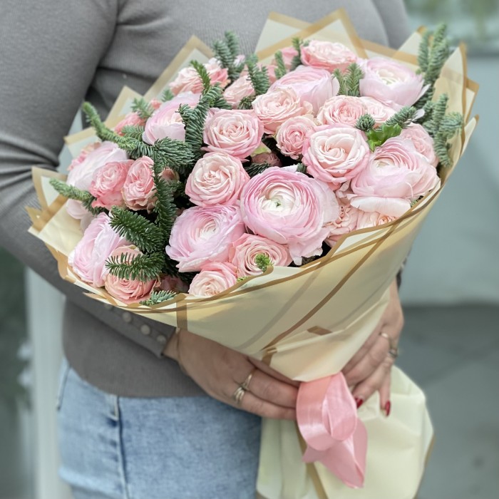 Нежный букет пионовиденых роз с нобилисом