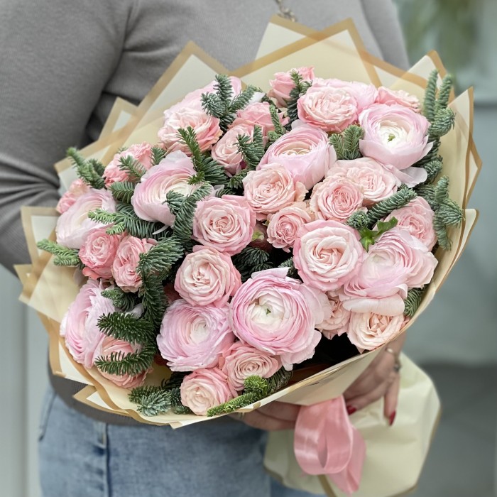 Нежный букет пионовиденых роз с нобилисом