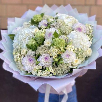 Нежный букет с георгинами