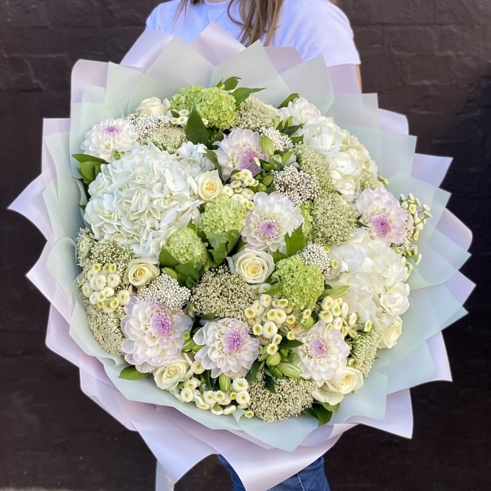 Нежный букет с георгинами