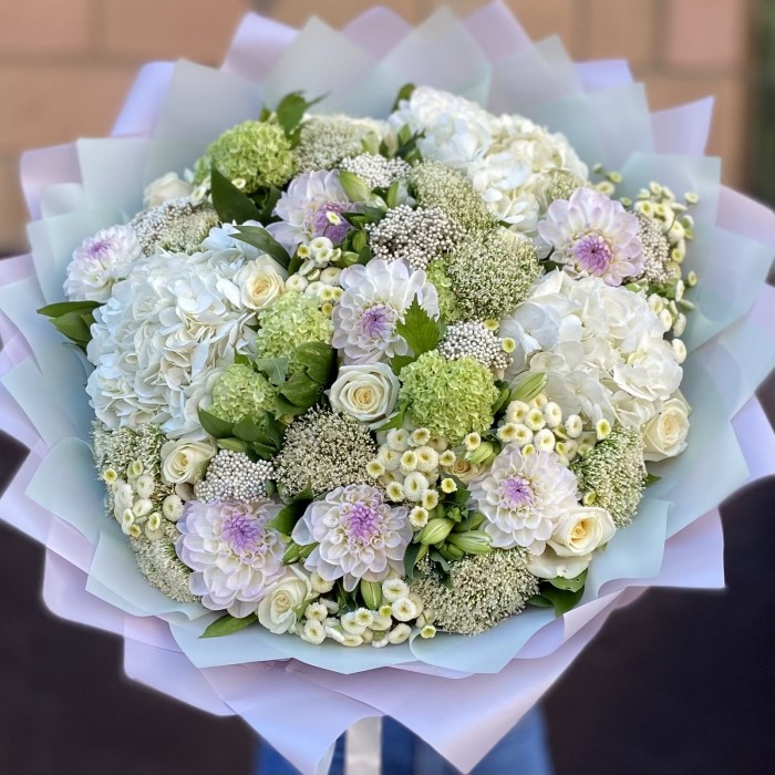 Нежный букет с георгинами