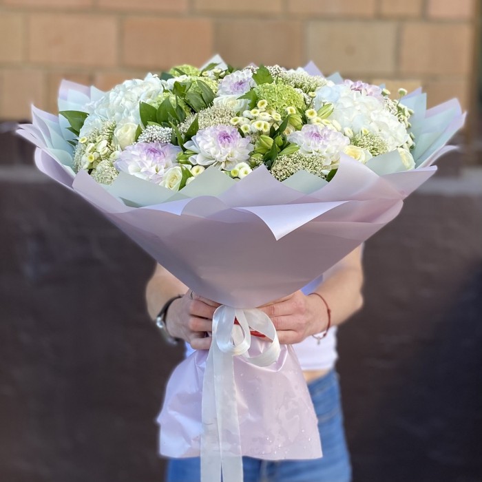 Нежный букет с георгинами