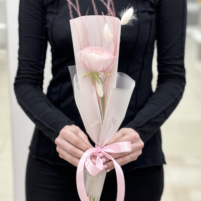 Нежный ранункулюс в упаковке