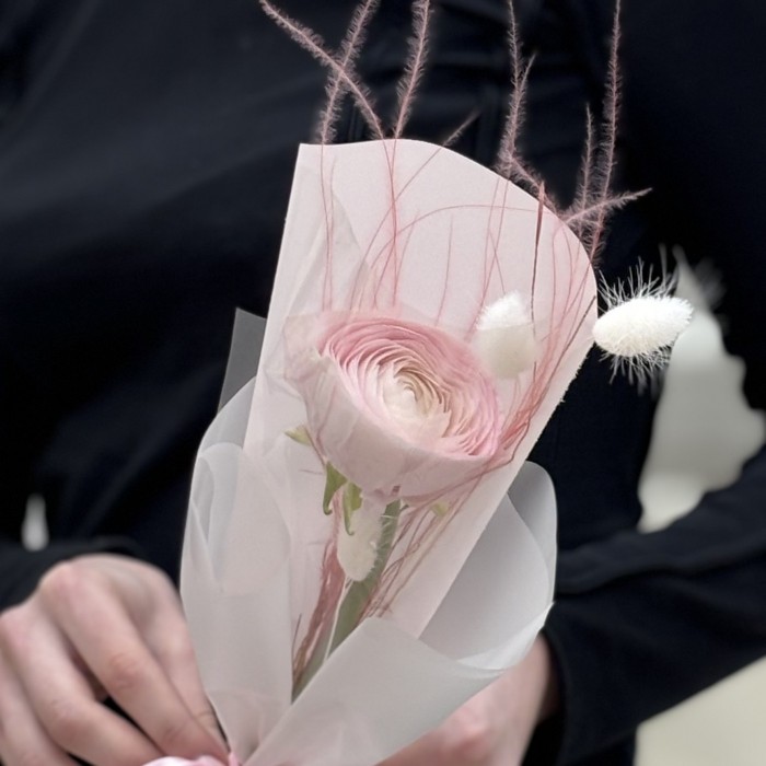 Нежный ранункулюс в упаковке