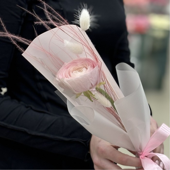 Нежный ранункулюс в упаковке