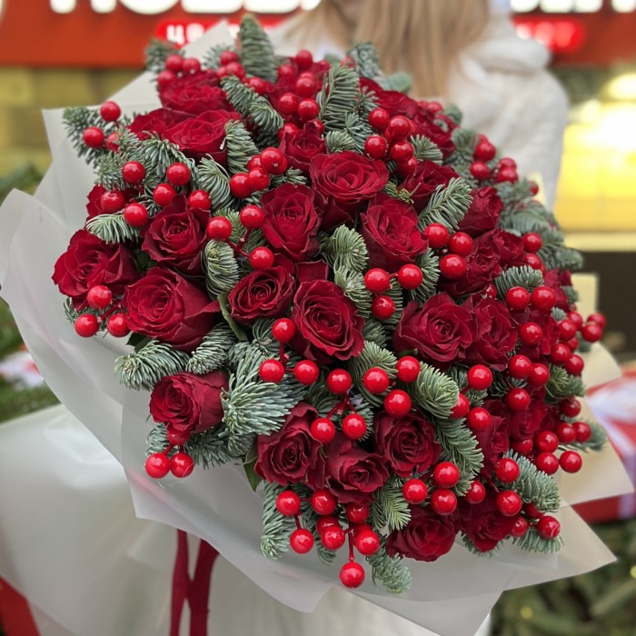 Новогодний букет из 51 красной розы и нобилиса