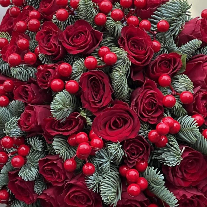 Новогодний букет из 51 красной розы и нобилиса