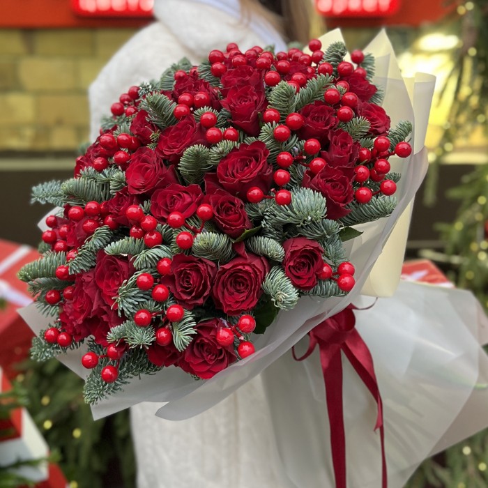 Новогодний букет из 51 красной розы и нобилиса