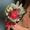 Новогодний корпоративный букет с гранатом