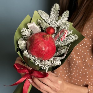 Новогодний корпоративный букет с гранатом