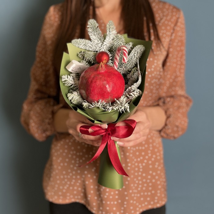Новогодний корпоративный букет с гранатом
