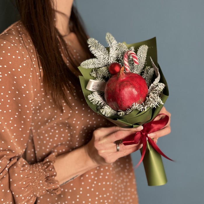 Новогодний корпоративный букет с гранатом