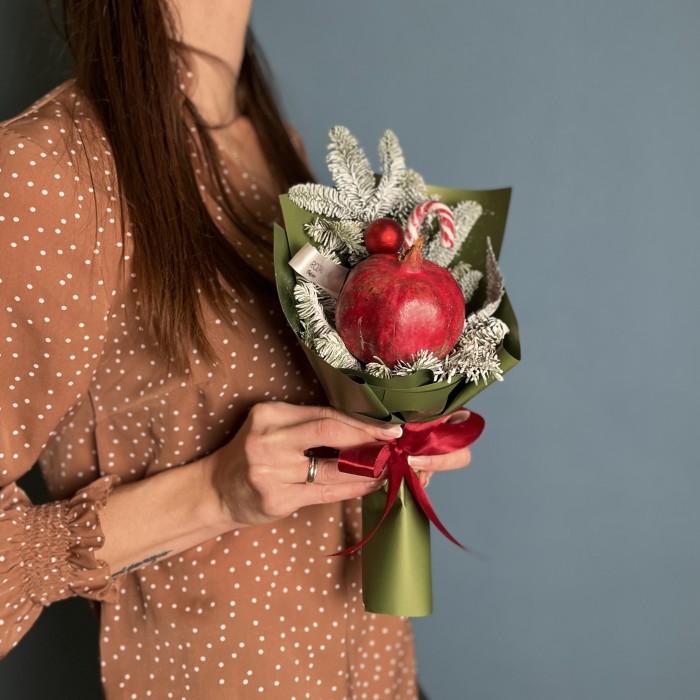 Новогодний корпоративный букет с гранатом