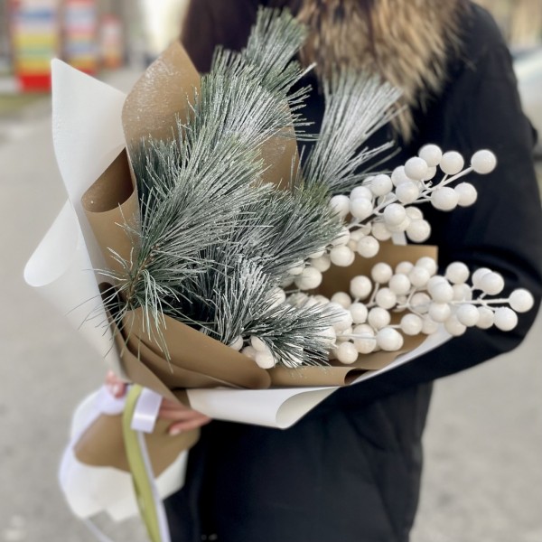 Букет Снежные Ягоды с сосной