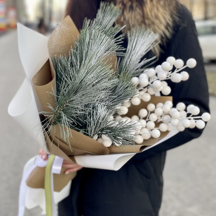 Букет Снежные Ягоды с сосной