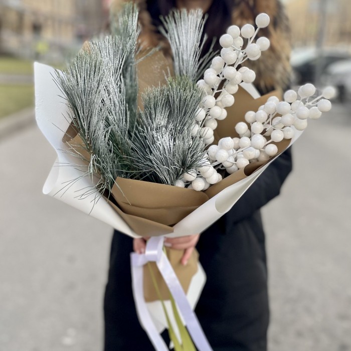 Букет Снежные Ягоды с сосной