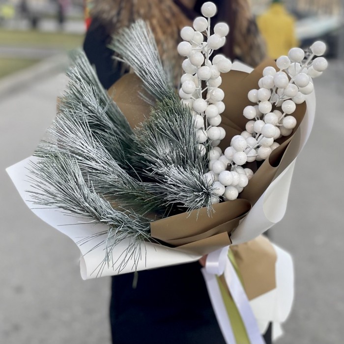 Букет Снежные Ягоды с сосной