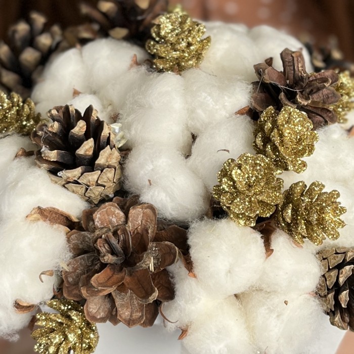 Новогодняя композиция с хлопком и шишками