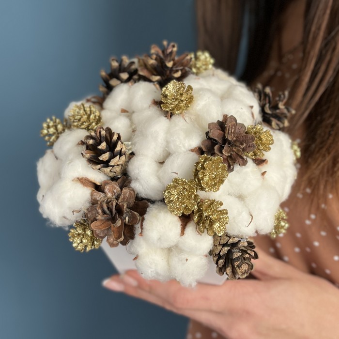 Новогодняя композиция с хлопком и шишками