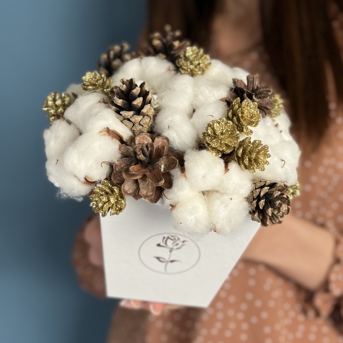 Новогодняя композиция с хлопком и шишками