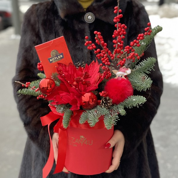 Новогодняя композиция с красным цветком