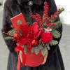 Новогодняя композиция с красным цветком