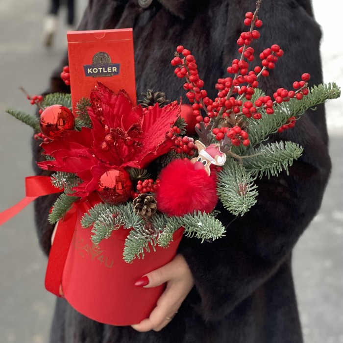 Новогодняя композиция с красным цветком