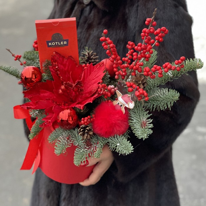 Новогодняя композиция с красным цветком